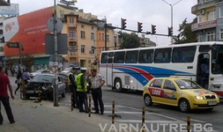 Майка и дете в болница след катастрофа с автобус