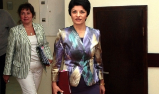 Атанасова размисли за заплатите след разследване