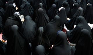 "Не на хиджаба": бунтът на жените в Иран