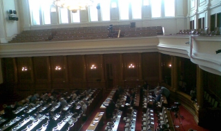 Стъклен купол води светлина за депутатите