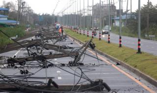 Тайфун блокира българи на остров