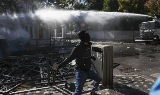 Водни оръдия и сълзотворен газ на протестите в Тирана