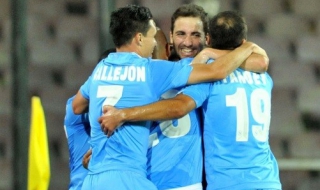 Наполи продължава да пазарува на едро