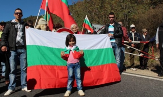 Протест срещу бежански лагер затвори прохода Шипка