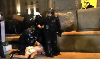 Ад на протеста от снощи: Бомби в стъклени шишета