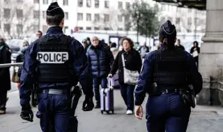 Four injured in axe attack on French train 