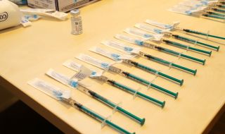 60 души си сложиха трета доза срещу COVID-19 за ден във ВМА