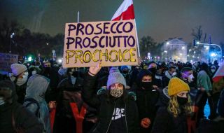 Хиляди протестираха в Полша срещу строгото законодателство за абортите