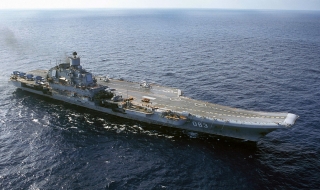 US самолет прелетя над руския „Адмирал Кузнецов“