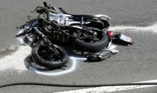 Автомобил помете мотоциклетист, откъсна му крака