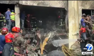 27 загинаха при разбиването на самолет в общежитие в Бангладеш ВИДЕО