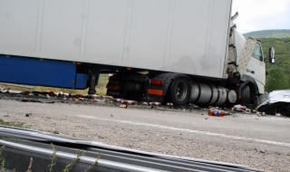 Катастрофирал ТИР блокира магистрала „Тракия“