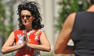 Американска съдийка релаксира с йога