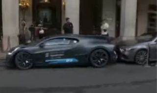 Грешка за милиони: Шофьор на Bugatti Divo се удари в спрял Mercedes (ВИДЕО)