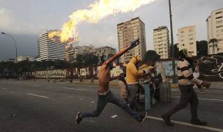 Латиносериал с елементи на война във Венецуела (СНИМКИ)
