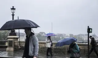 Двама загинаха при силни бури във Франция