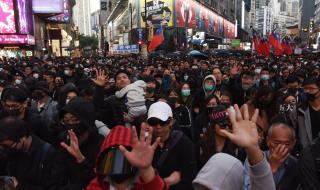 Хиляди излязоха по улиците на Хонконг