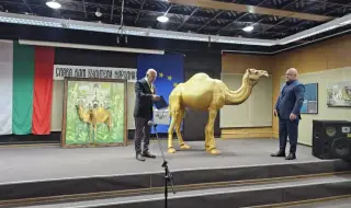 Камила на сцената на читалището в Тополовград 