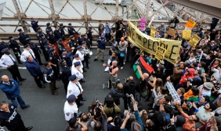 Протест срещу Уолстрийт блокира Бруклинския мост (видео)