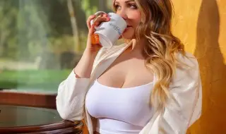 Порно звездата Миа Малкова поля с мляко титлата "модел на годината" на Pornhub СНИМКА