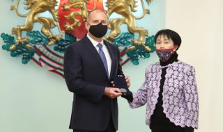 Президентът удостои с почетен знак проф. Евгения Захариева