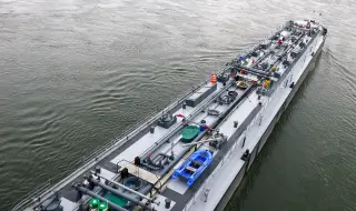 Ирански санкциониран супертанкер премина Ормузкия проток въпреки американската блокада