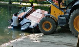 Почистваща машина падна в езеро в центъра на Монтана (СНИМКИ)