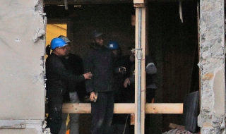 Снимки от вътрешността в щурмуваната сграда в Сен Дени