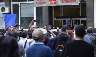 Тъпо! Фенове на Румен Радев нападнаха граждани пред БНТ (ОБНОВЕНА+ВИДЕО)