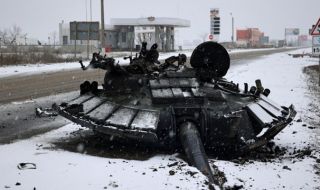 Украинските военни твърдят, че са нанесли наказателен удар по завзетото от руски войски летище в Херсон