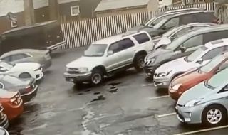 Toyota 4Runner показа как не се излиза от паркинг (ВИДЕО)