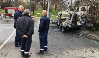 В Пловдив: Кола с кислородни бутилки се заби в стълб, избухна пожар