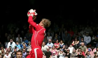 Бивш вратар на Ливърпул и Арсенал загина, след като колата му била пометена от влак