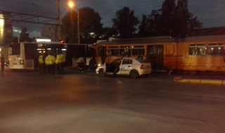 Кой е виновен за сблъсъка между рейс и трамвай в София?
