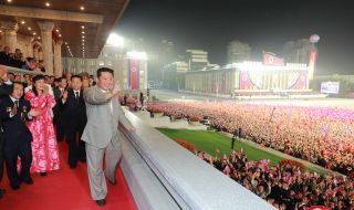 Северна Корея организира среднощен военен парад