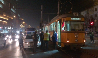 Трамвай блъсна двама до мол в София