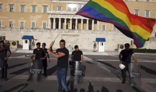 Исторически момент: Гърция легализира еднополовите бракове