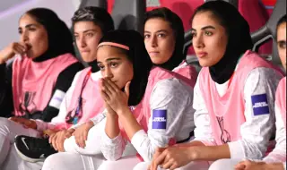 Австралия дава убежище на пет ирански футболистки след призив на Доналд Тръмп