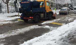 Над 140 снегорина обработват улиците в София срещу заледяване