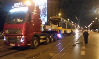 Вижте как пристига новия трамвай в София