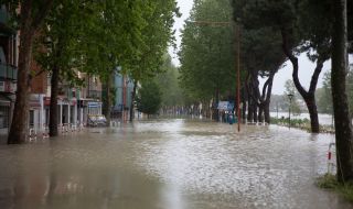 Наводнени градове в Северна Италия, Венеция ще задейства специалната си плаваща дига