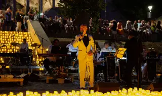 Рекордните 17 000 свещи озаряват концерта на Боби Вълчев в Античния театър