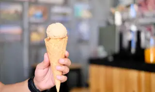 Мъж намери част от човешки пръст в сладоледа си (ВИДЕО)