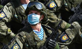 Руската армия репетира за парада с маски и дезинфектанти (СНИМКИ)