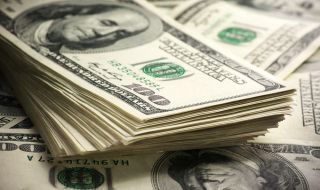 Доларът се понижи към еврото, паунда и йената