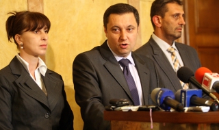 Яне Янев праща депутати в отпуска за изборите