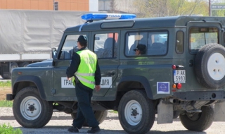 Автокрадец рецидивист заплаши граничари с оръжие
