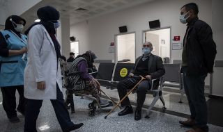 Дълги опашки в турските болници от желаещи да се ваксинират