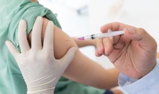 Има ли дълготрайни странични ефекти от ваксините? Ето какво казват фактите.