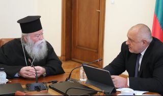 Ловчанският митрополит "целува ръката" на Борисов срещу близо 1 млн. лева за нов духовно-просветен център